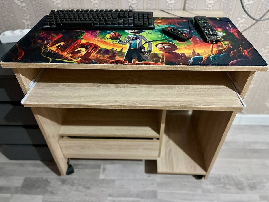 Стол компьютерный на колёсиках