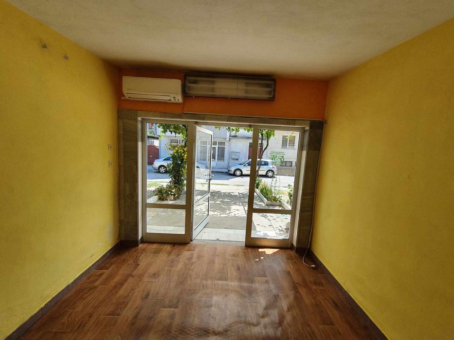 Дава се под наем Магазин в Казанлък - 12 кв.м за 102 € - Снимка #1