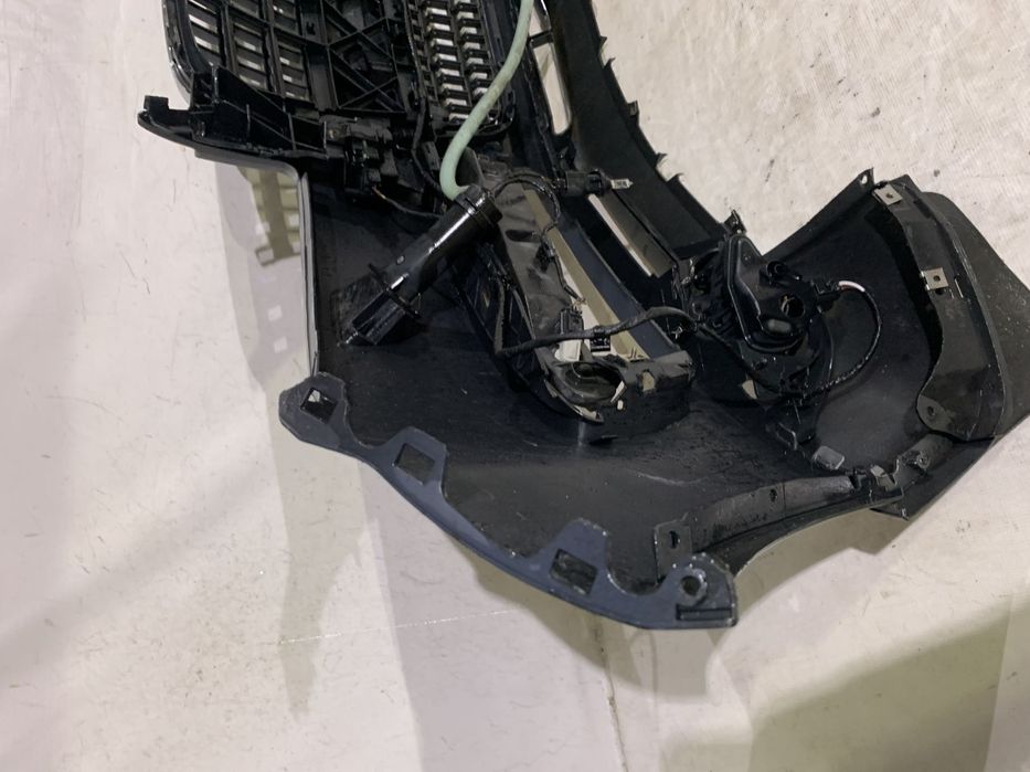 Bara fata Audi Q7, 2006, 2007, 2008, 2009, 2010, cod origine OE 4L0807437, cu gauri pentru spalatori faruri. Bara este noua, spoilerul atins si grila radiator defecta.