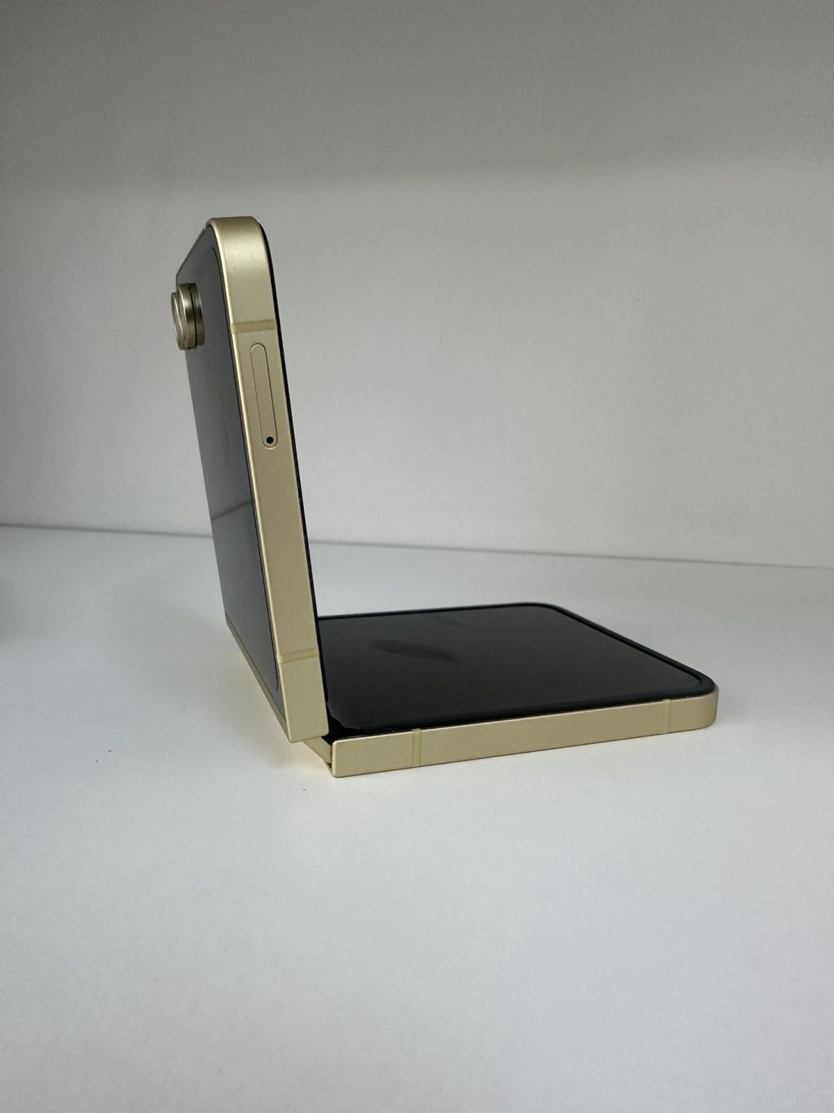 Samsung Galaxy Z Flip 6 256GB Гаранция.