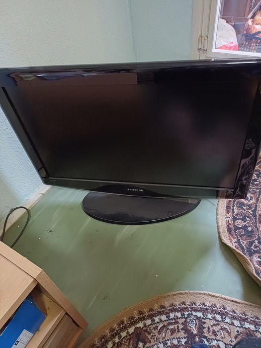 2 TV defecte cu displeiul bună și leduri bune.