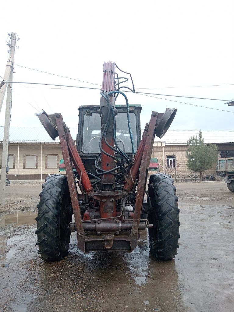 Traktor sotiladi tez va arzon dakumentlari joyida yili 2005
