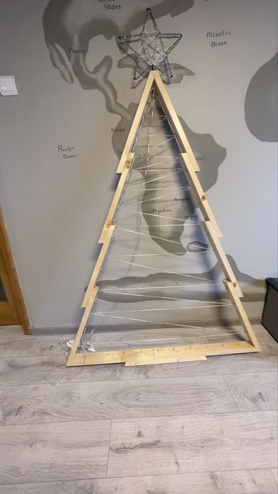 Brad decorativ din lemn cu instalație smart – control din telefon