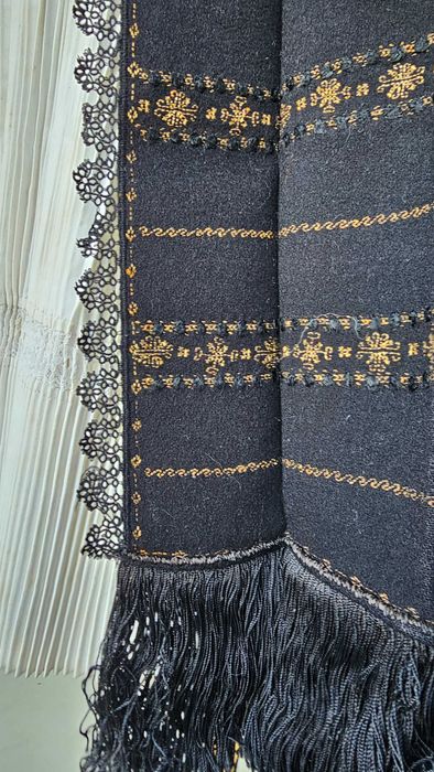 Costum traditional canonic de Sibiu (marginime) cu fir metalic vechi