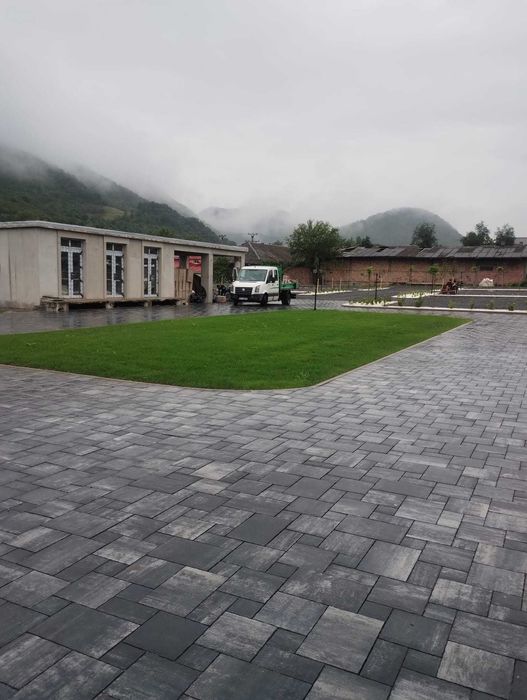 Echipa mondam pavaj dale borduri