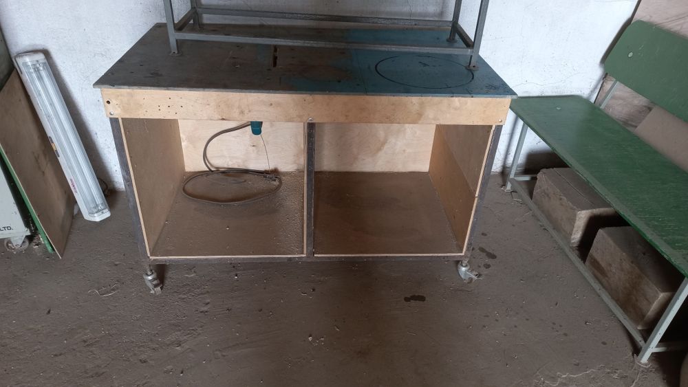 Продам стол на колёсах для гаража