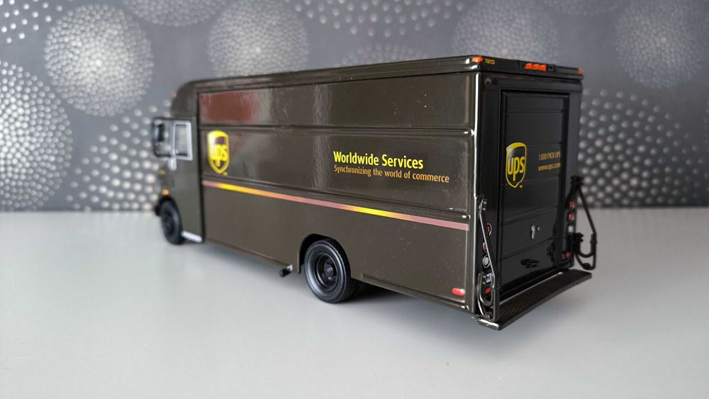 Macheta microbuz UPS Delivery – 1/32 Revell – Action Models