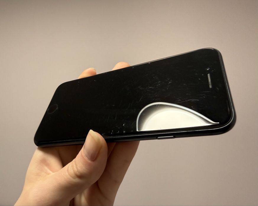 Iphone SE 3 (2022) 128 GB Запазен (84% Battery health)