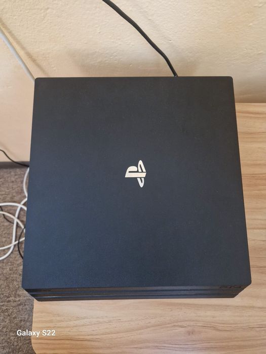 Vând ps4 pro cu 10 jocuri