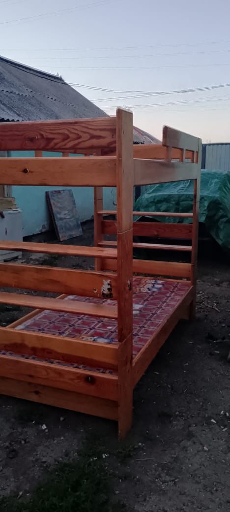 Продам 2-х ярусную кровать полуторку
