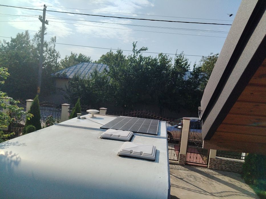 Vând rulotă cu panou solar