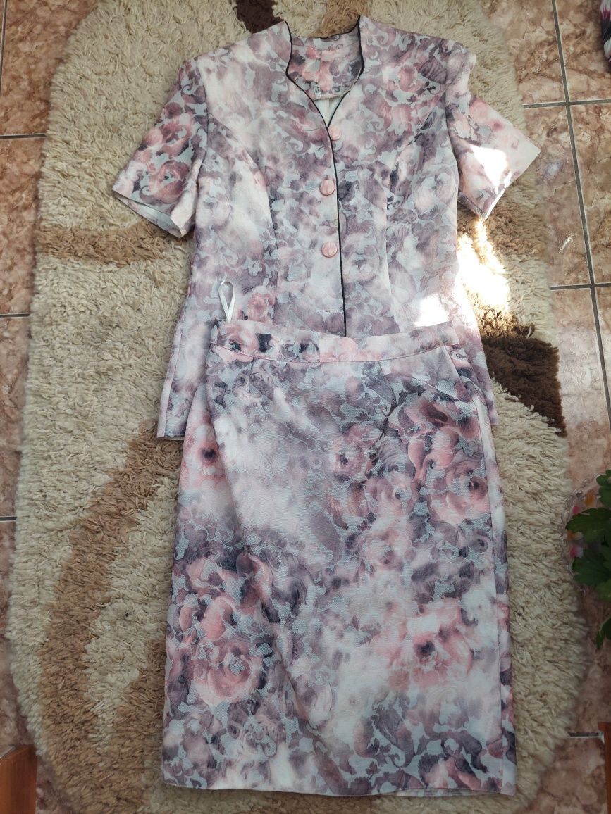 Costum roz cu fusta