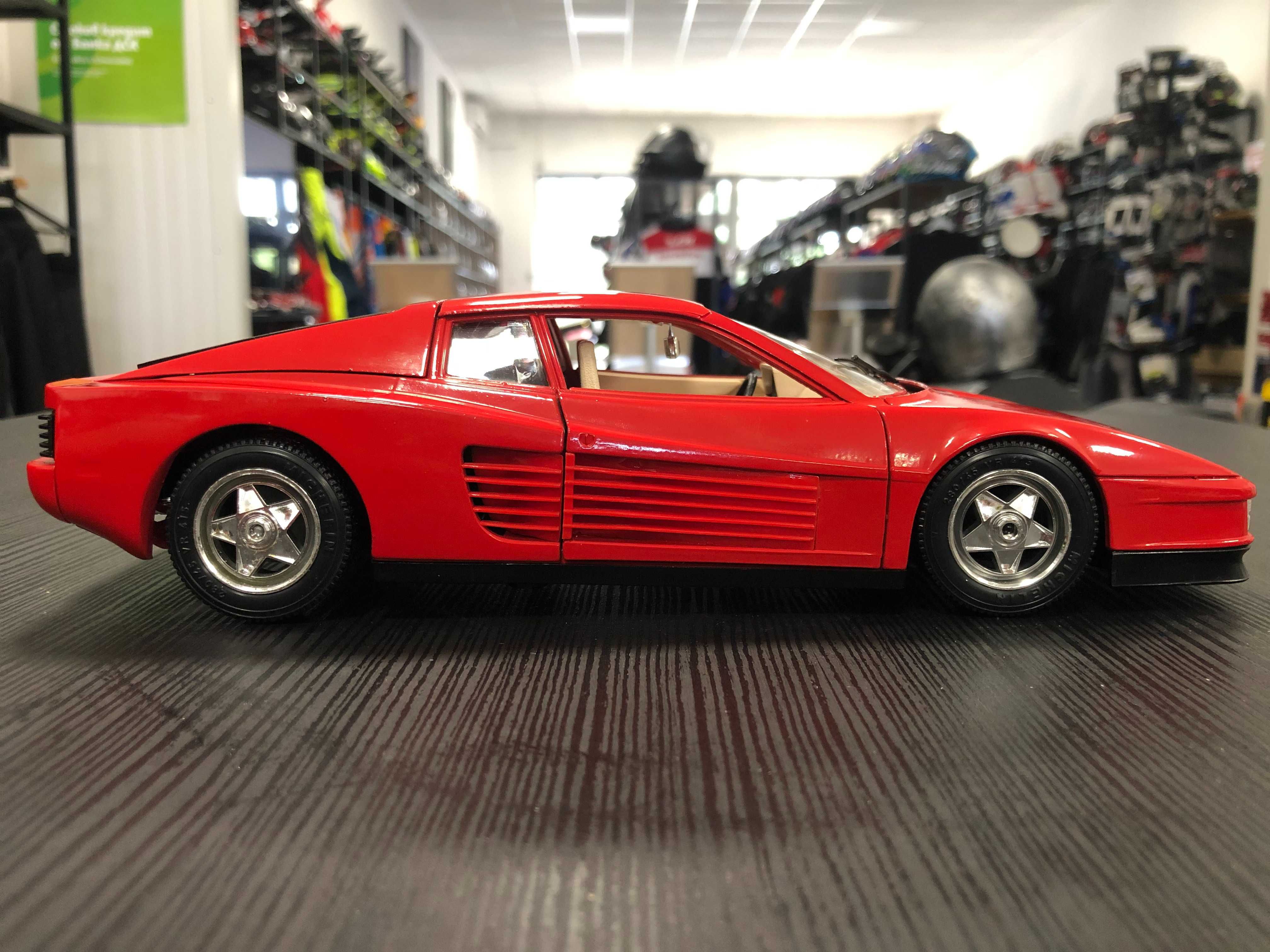 BBURAGO метална колекционерска количка FERARRI TESTAROSSA 1:18