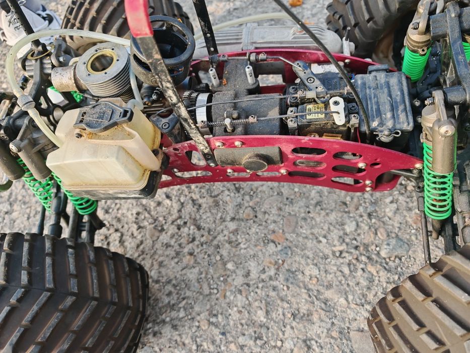 Vând masinuta pe benzina 4x4