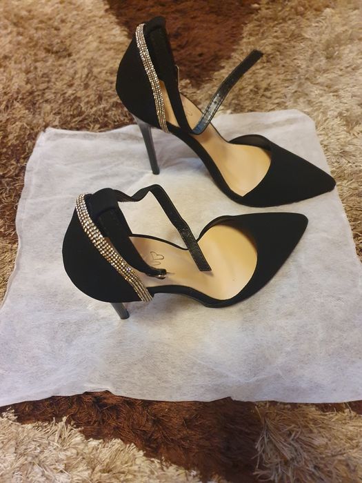 Vând sandale elegante