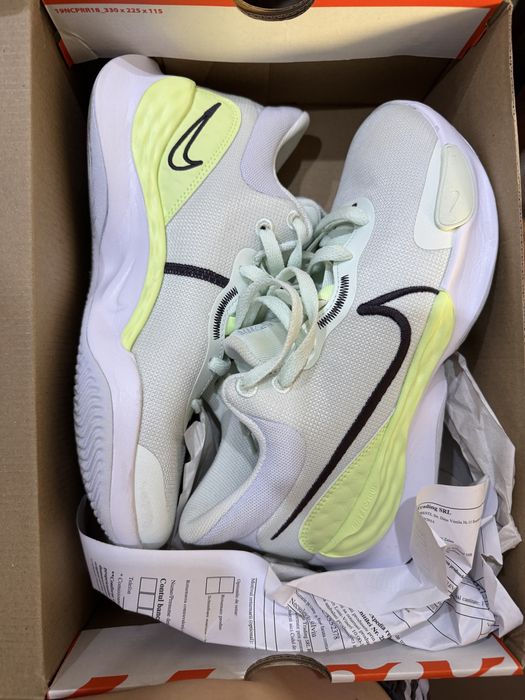 Vand adidasi Nike noi