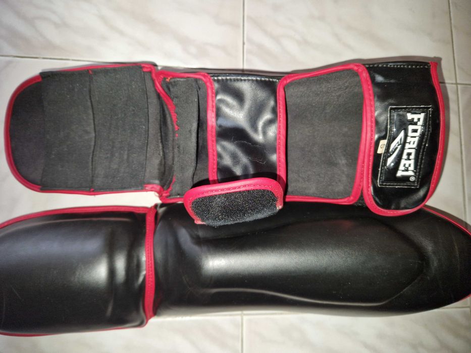 Протектори за крака FORCE 1 и боксови ръкавици Adidas