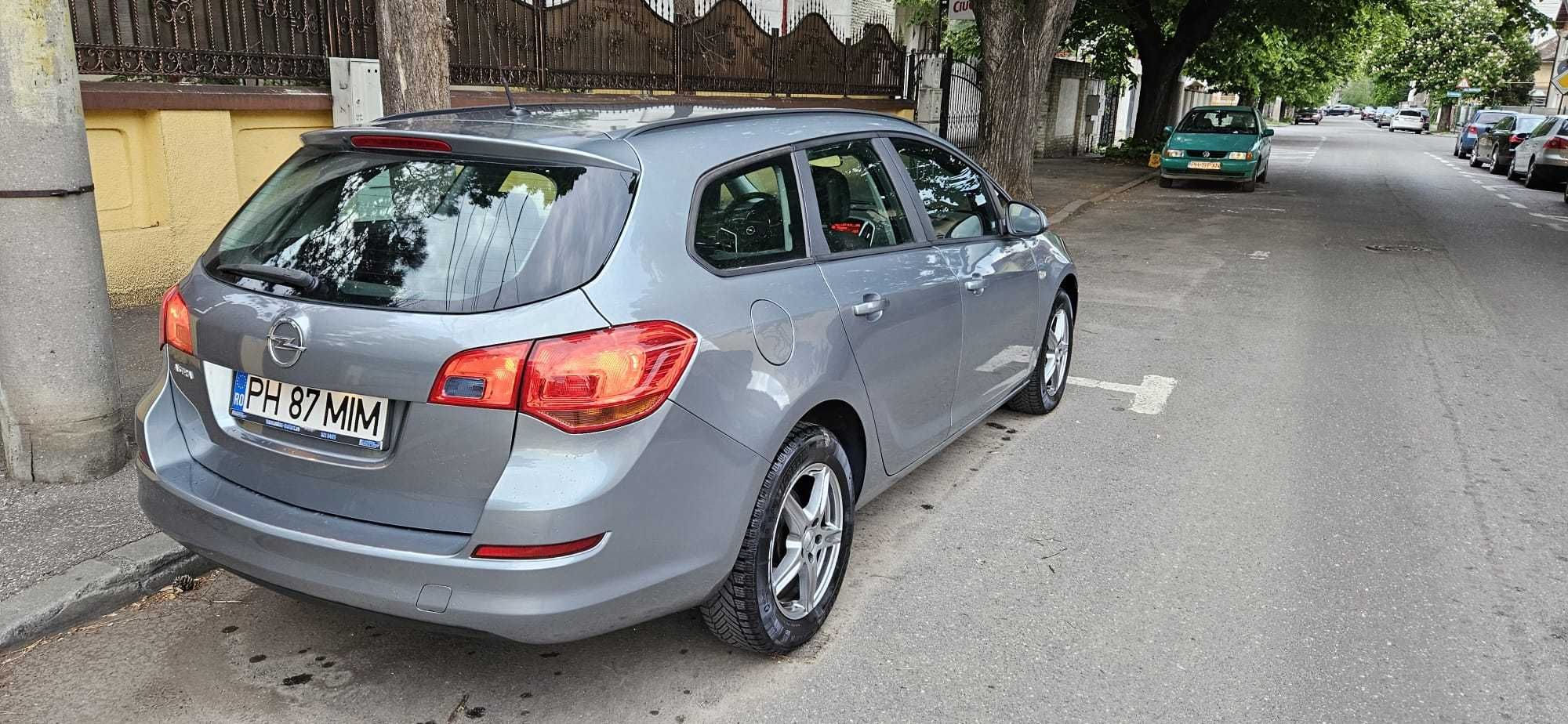 Astra, 2011, 48 200 km, unic proprietar din reprezentanta, automata