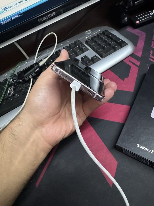 Samsung Galaxy Z Flip5……………