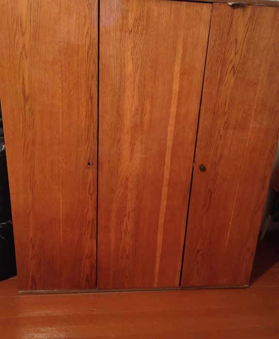 Продам шкаф плательный