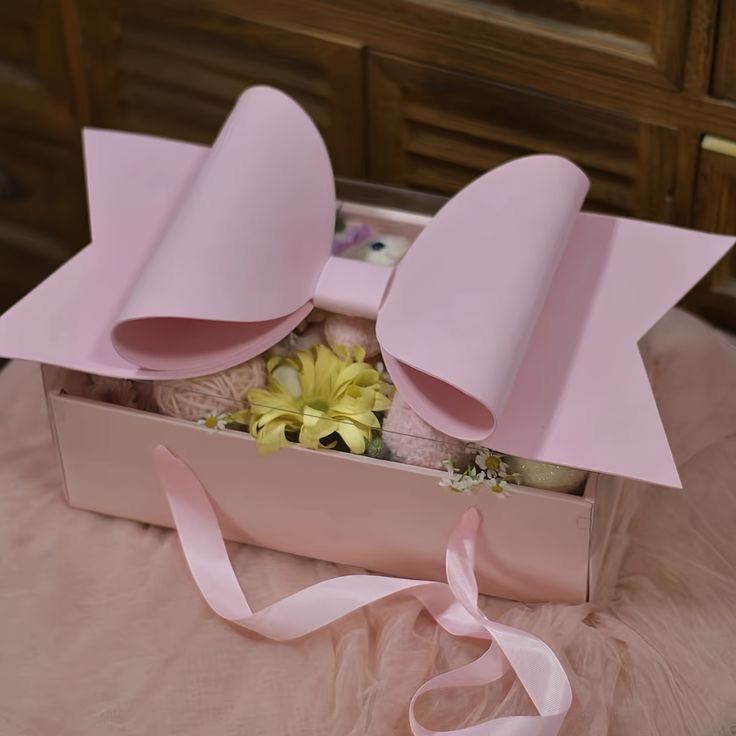 Подарочная коробка с бантиком красного черного и розового цвета