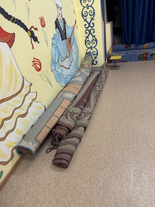 Продам детские кровати  и паласы, линолиум в хорошем состочнии