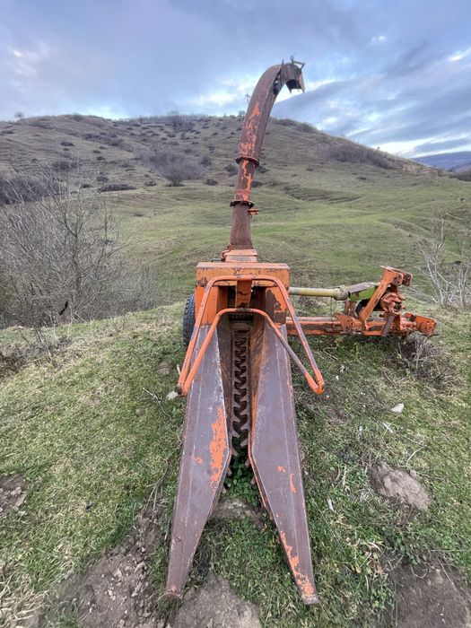 Tocătoare de porumb pe un rând