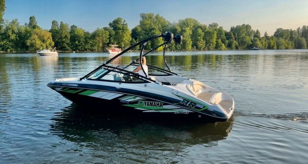 Ambarcatiune superba Yamaha AR192