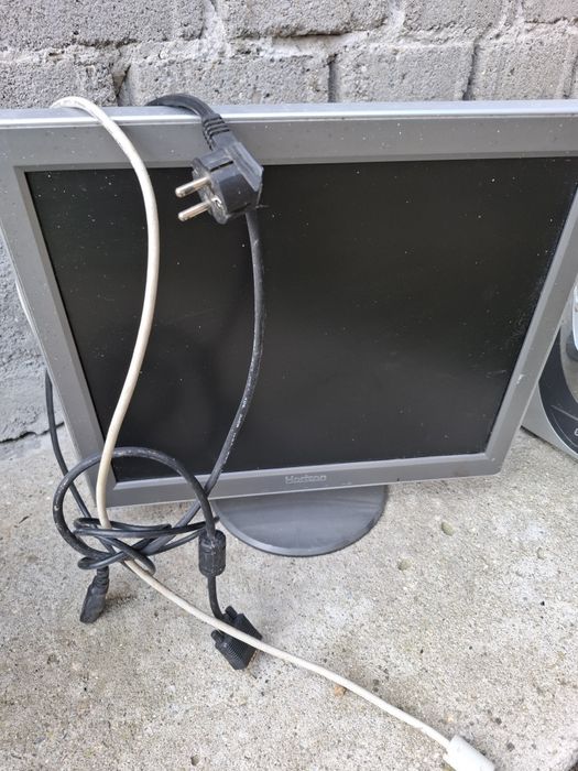 Monitor horizon unitate și tastatura delux