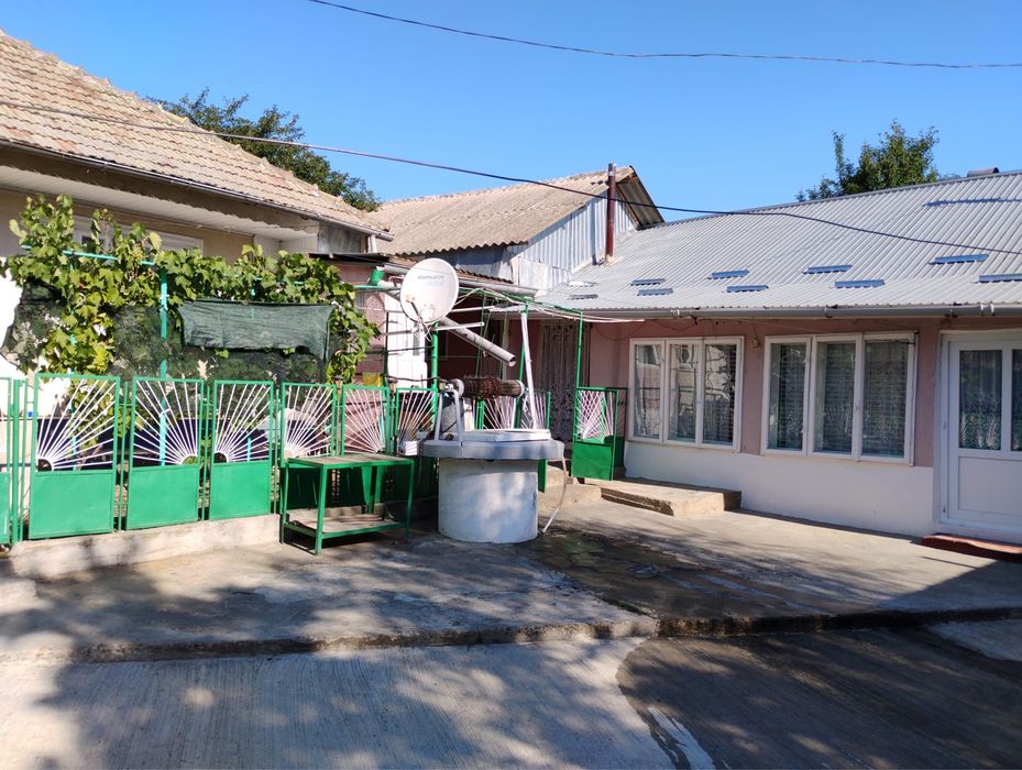 Casă+ teren 1200 metri pătrați lângă baltă , sat Cîrja