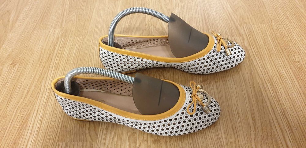 Balerini albi cu bordura galbena, piele perforata, marimea 38