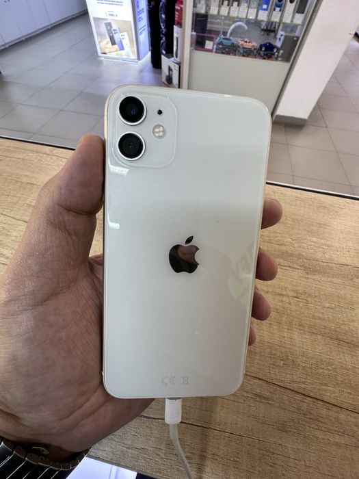 Iphone 11 на 128гб. Все работает. С айклауда вышли
