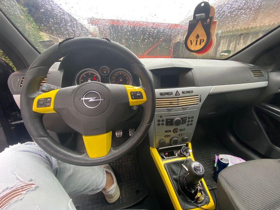 Vand sau dezmembrez opel