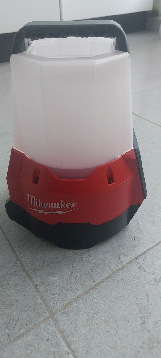 Lampă de șantier Milwaukee 18V