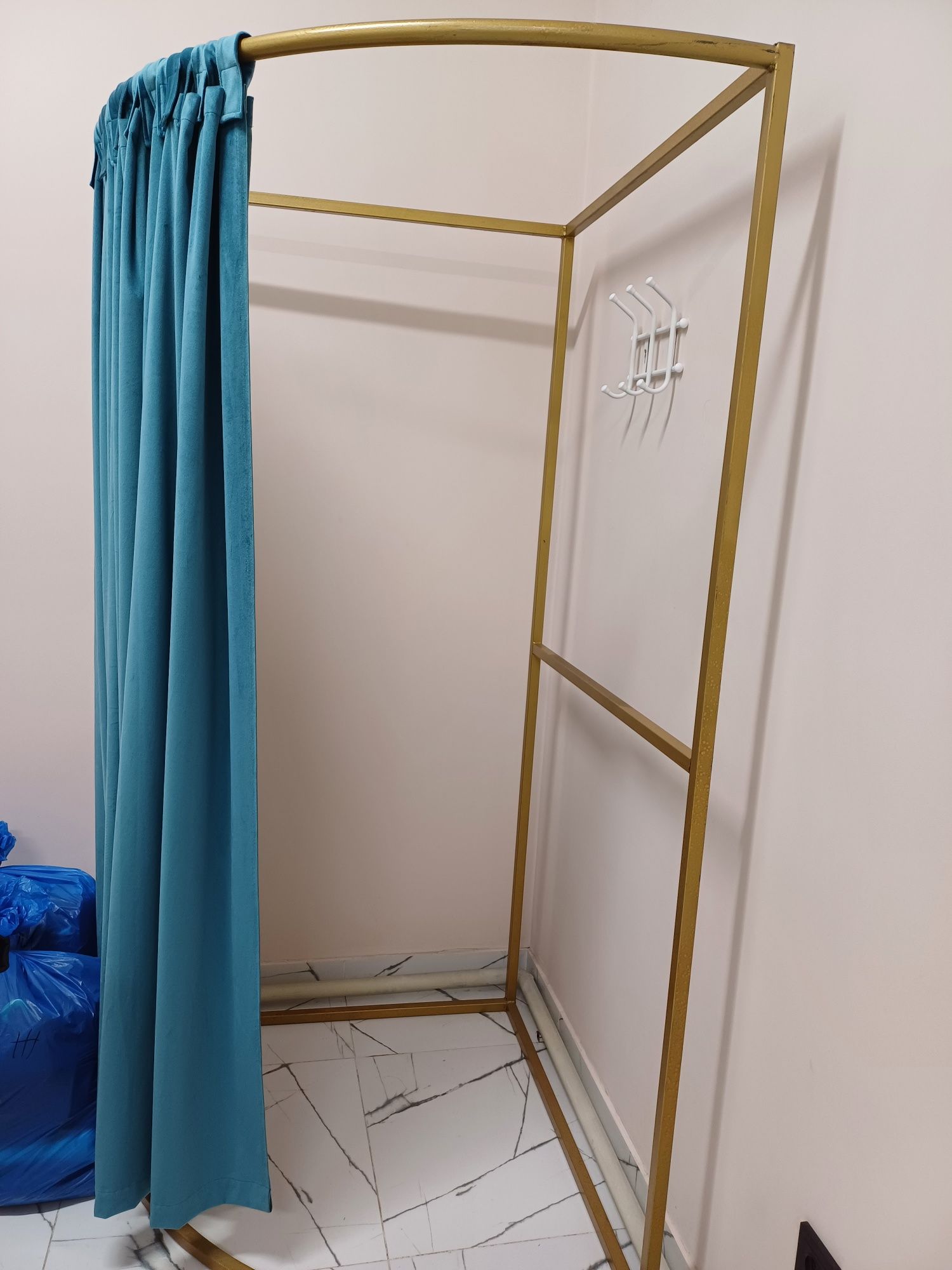 Продается стол для офиса, рейлы для одежды