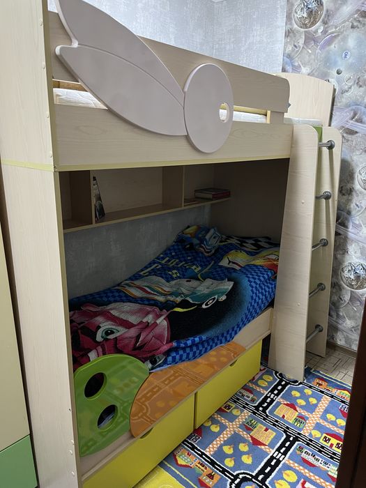 Продам двух ярустную кровать, шкаф и пинал (детские)