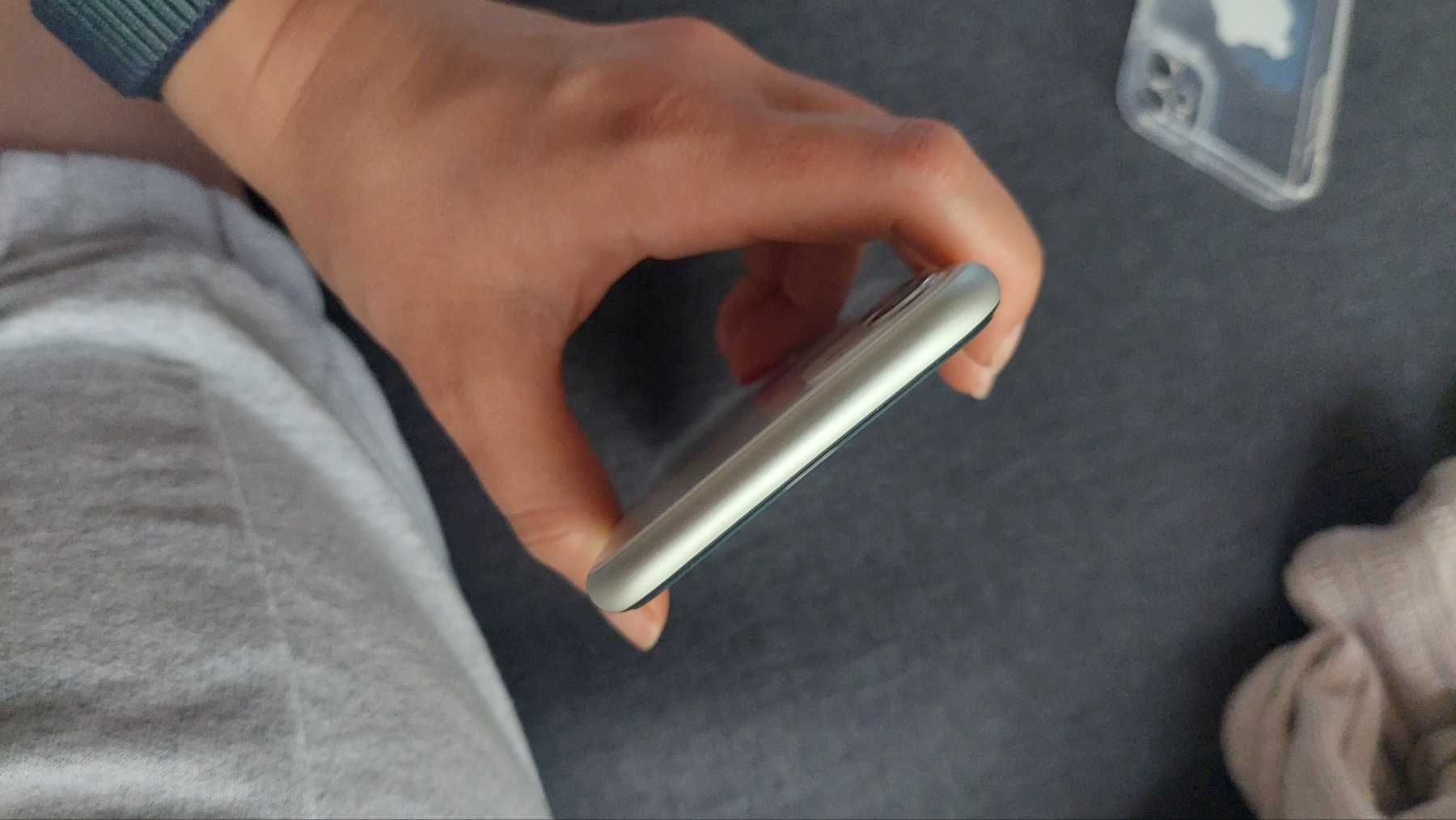 iPhone 11, 64 GB, 100% батерия – почти нов, търси нов собственик