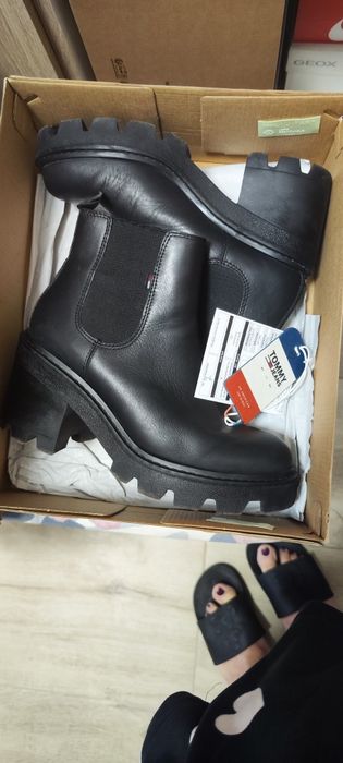 Боти черни на цвят