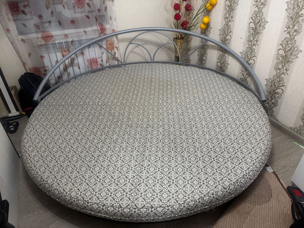 Продается круглая кровать с металлическим каркасом.