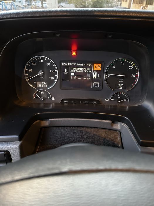 Тягач Актрос 2011 год в хорошом состаяние