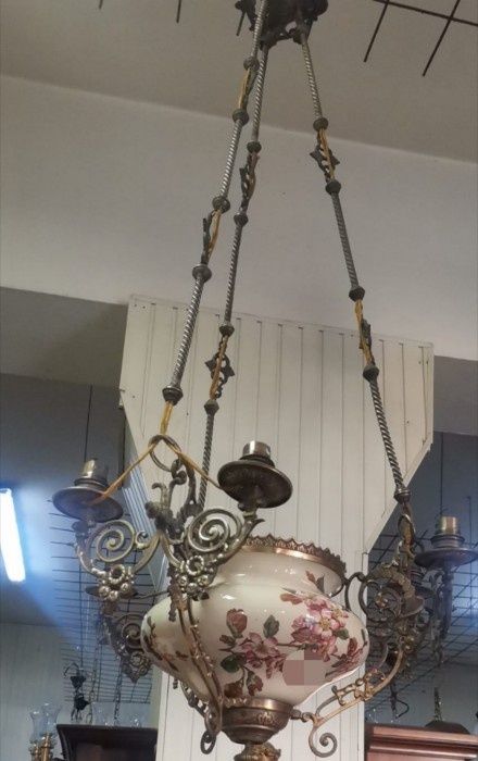 Spectaculos lampadar antic din porțelan pictat integral manual și bron