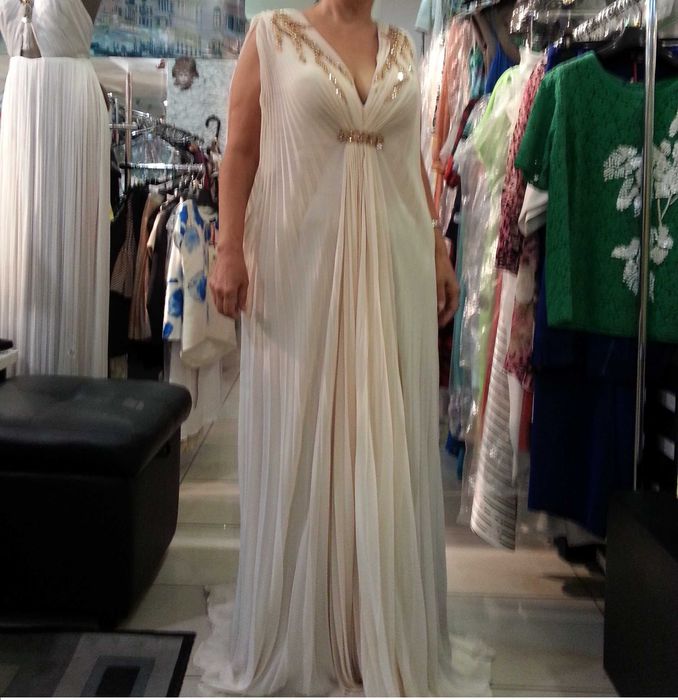 Платье вечернее, светлое.