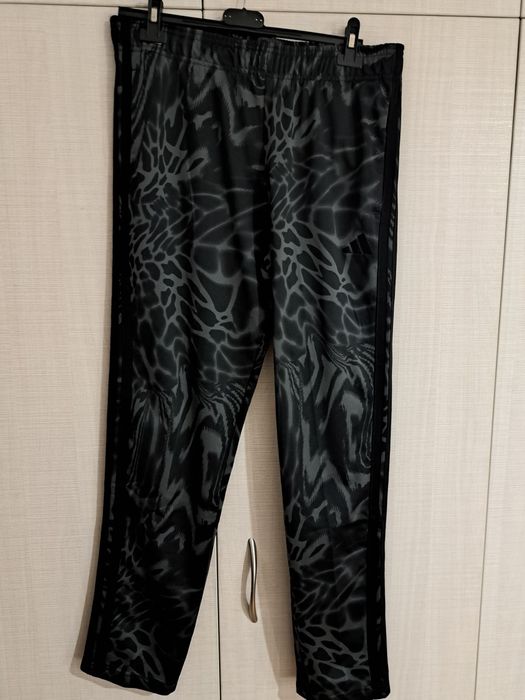 Чисто нов,дамски спортен екип"Adidas"