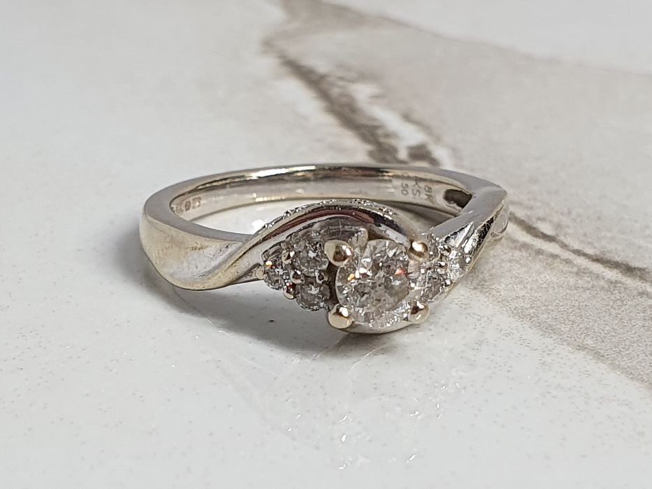 Inel din aur alb de 18K cu diamante naturale mărimea 50, gramaj 3,77 g