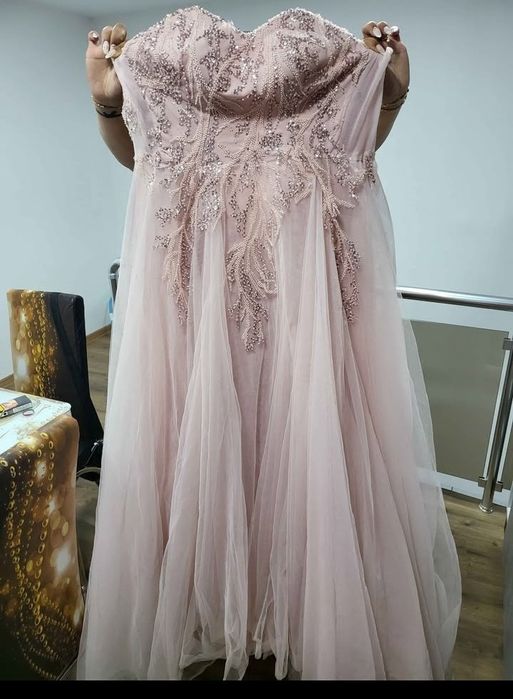 Официални рокли.