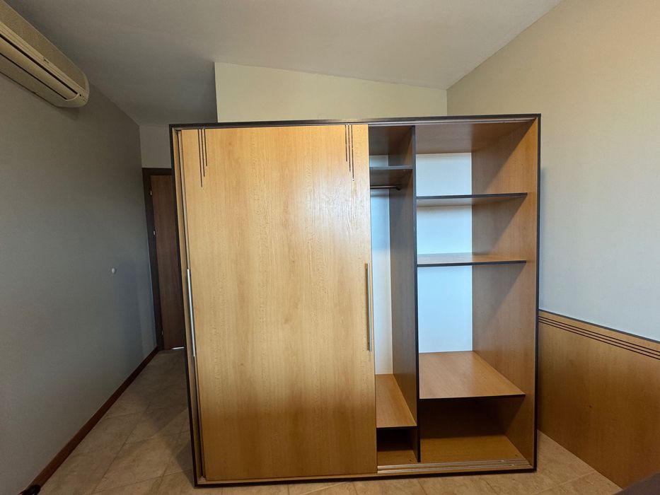 Гардероб с раздвижни вратички