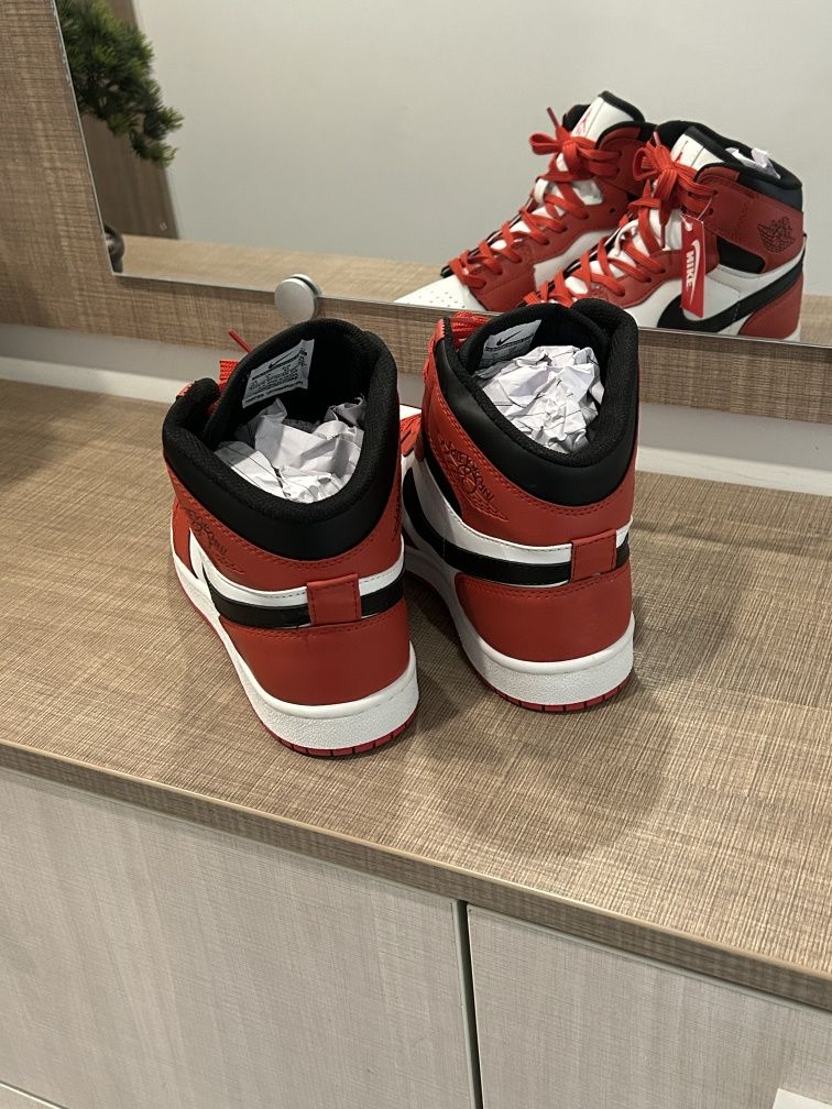 Nike Air Jordan 1 High "Chicago" & "Obsidian"