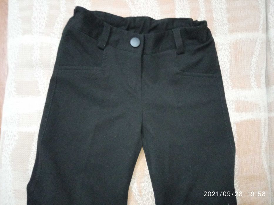 Черный пиджак и брюки для девочки.