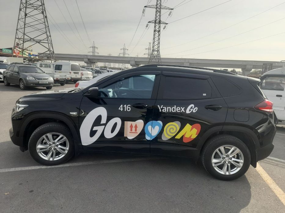 Brend yopishtirish va magnit