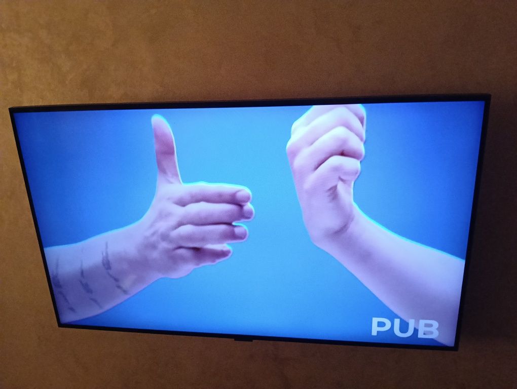 Televizor led Smart android Samsung cu diagonala de 110 cm.